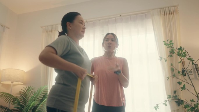 健康与和谐:亚洲私人教练为年轻和成熟女性在舒适的家中激发健身。