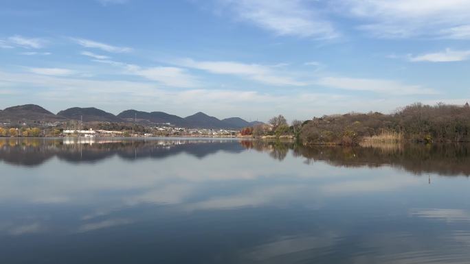 南京郊外深秋宁静的湖畔风景 佘村旷野