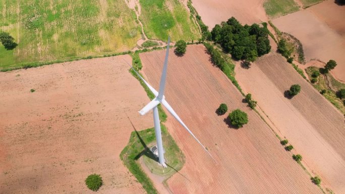 农田上方的风力涡轮机