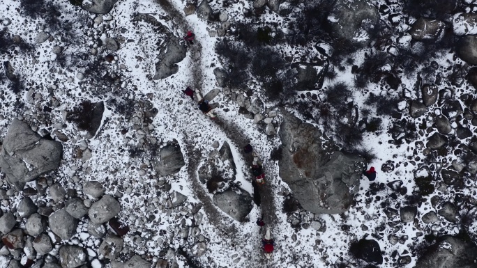 一个马队行走在冰天雪地中 俯拍