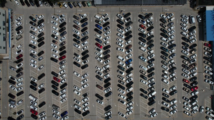 停车场航拍很多汽车