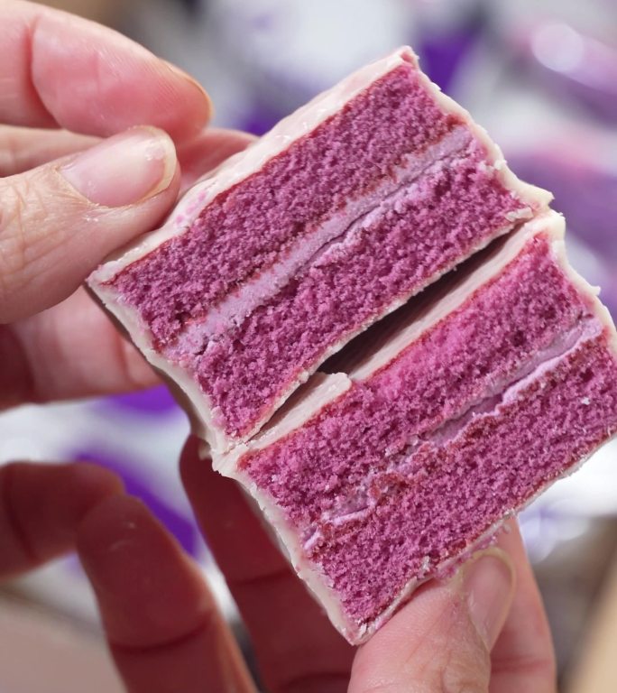 紫葡萄奶油蛋糕特写广告