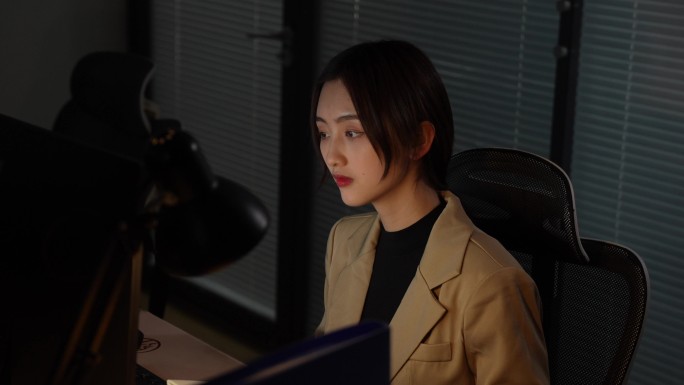 上班女性过年夜晚加班睡着