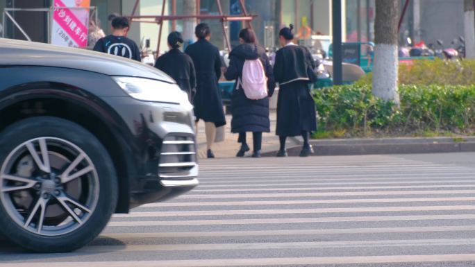 城市马路斑马线人行道行人过马路人流汽车车