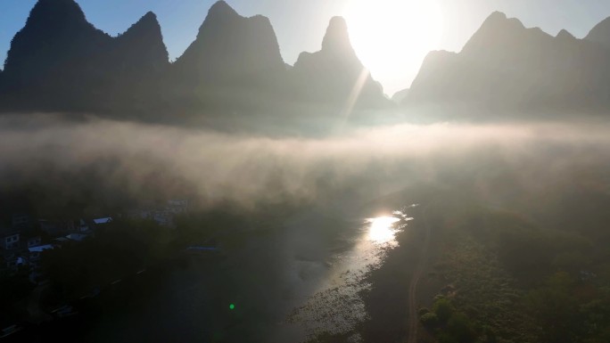 桂林山水逆光穿雾