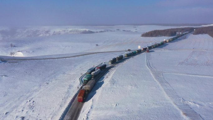 冬季冬天雪天冰雪路面货车排队等候