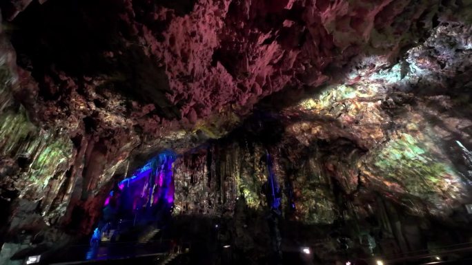 直布罗陀下圣迈克尔洞穴的彩色投影。稳固射击