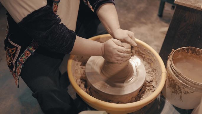 非遗传承人制作茶陶黑陶工坊过程