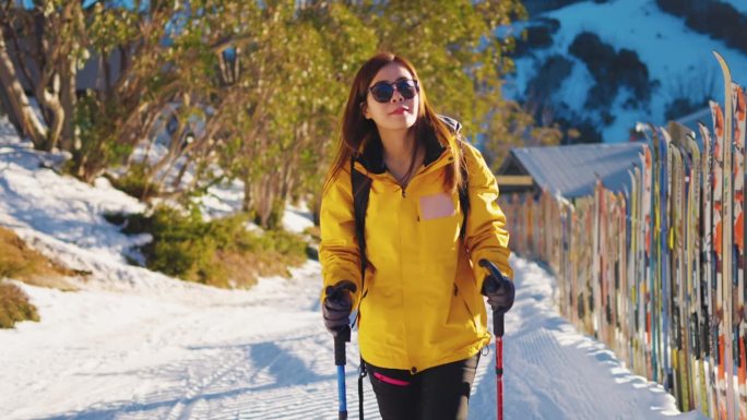 女登山者在冬天徒步