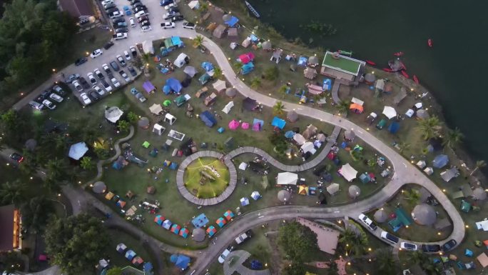 2023年12月27日，无人机拍摄的泰国那空叻差岛王南桥旅游景点帐篷露营区的高角度景观。