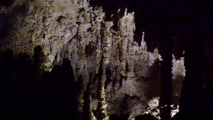 新墨西哥州喀斯特洞穴中的钟乳石和石笋