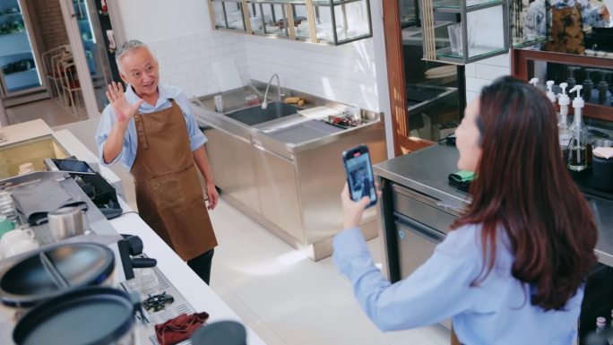 高级咖啡师咖啡馆老板和合作伙伴Vlogging:最好的数字营销