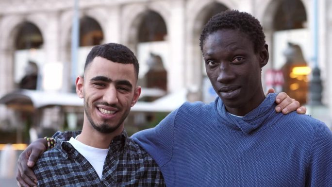 跨文化的微笑:黑人和突尼斯的朋友