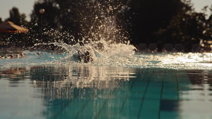 专注的男子游泳运动员在一个宁静的度假泳池完善自由泳