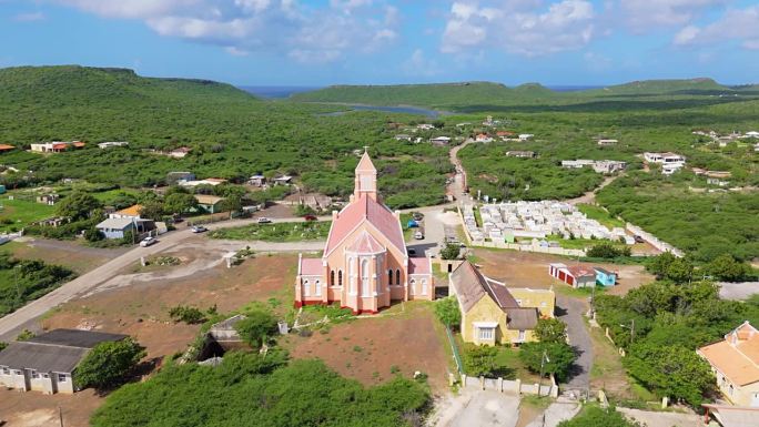 在阳光明媚的热带日子里，库拉索岛圣威利伯多斯教堂的背后