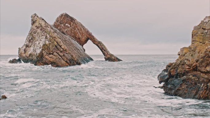 苏格兰阿伯丁郡Portknockie的Bow Fiddle Rock