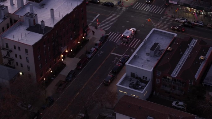 一辆救护车在布鲁克林湾岭行驶的鸟瞰图