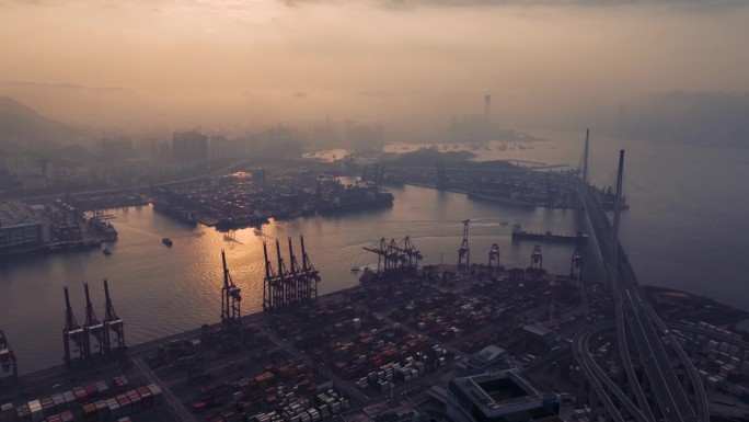 朝阳下集装箱港口架空起重机