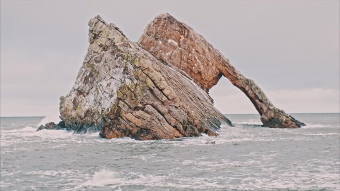 苏格兰阿伯丁郡Portknockie的Bow Fiddle Rock