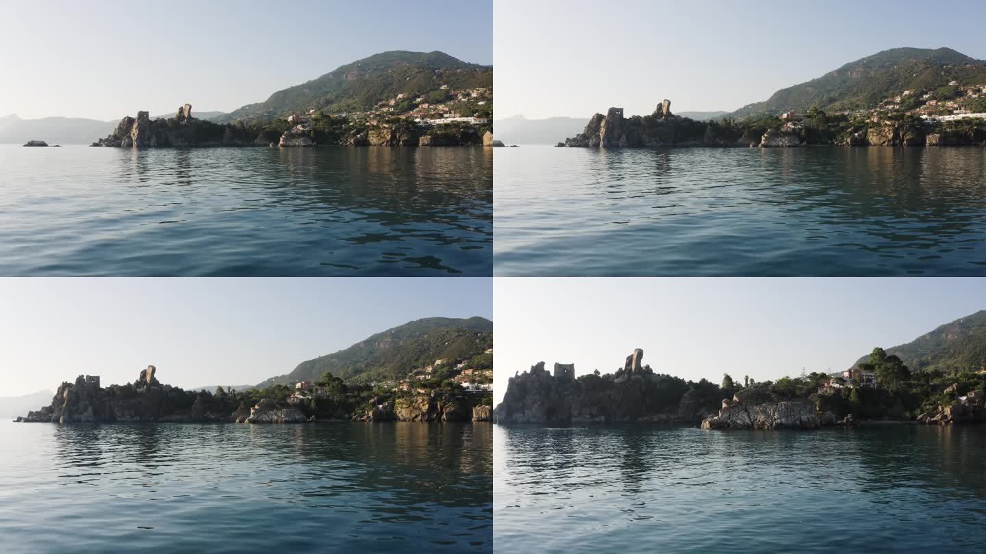 意大利西西里岛中世纪小镇Marina Cefalu鸟瞰图。有沙滩的海滨村庄，群山环绕。巴勒莫省帆船和