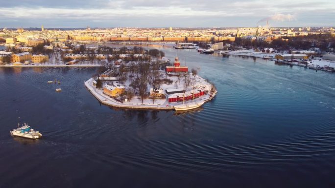 斯德哥尔摩的全景，瑞典在冬天，与雪。卡斯特堡，卡斯特霍尔门，斯凯普霍尔门和老城。清晨的阳光，过往的小