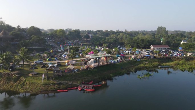 2023年12月27日，无人机拍摄的泰国那空叻差岛王南桥旅游景点帐篷露营区的高角度景观。