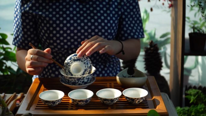 午后阳光美女茶艺师展示功夫茶冲泡红茶文化