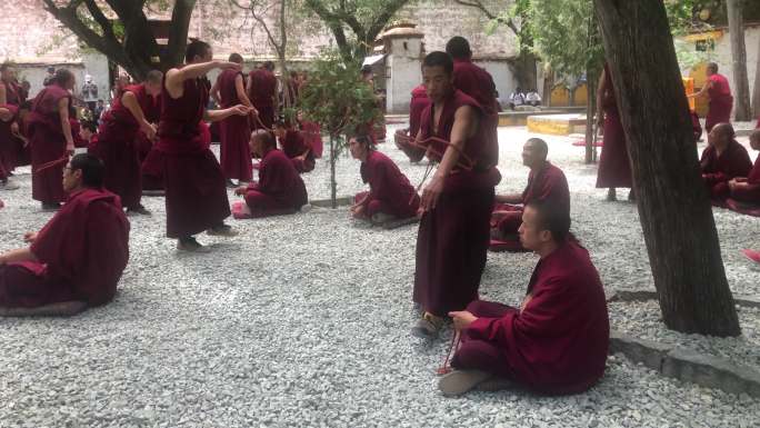 西藏色拉寺僧人辩经
