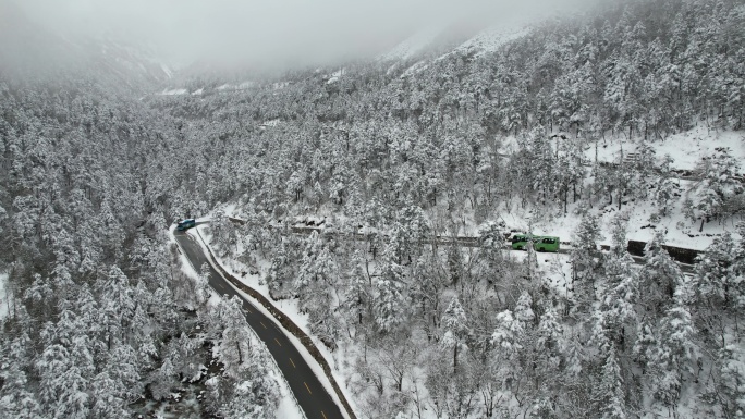 四川川西康定木格措红海冬季下雪天