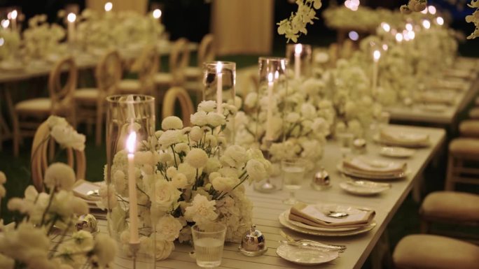 浪漫的餐桌设置在晚上的活动庆祝