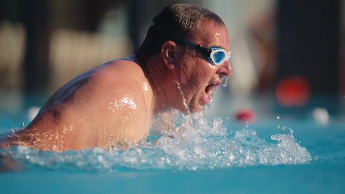 热情的男子游泳运动员在阳光度假泳池完善自由泳。海豚游泳技术。#游泳者#游泳#游泳池#娱乐