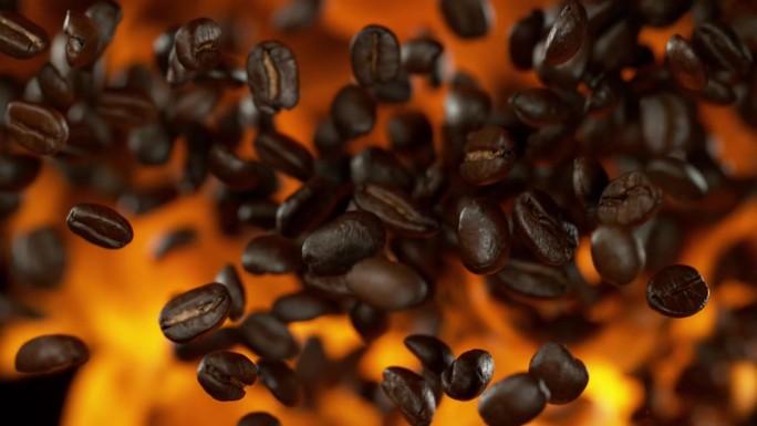 超级慢动作飞行咖啡豆在黑色的背景。