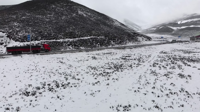 冬季 雪天 路上汽车 车
