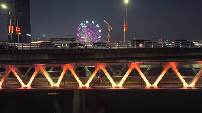 南昌朝阳大桥夜晚下班散步聊天的行人