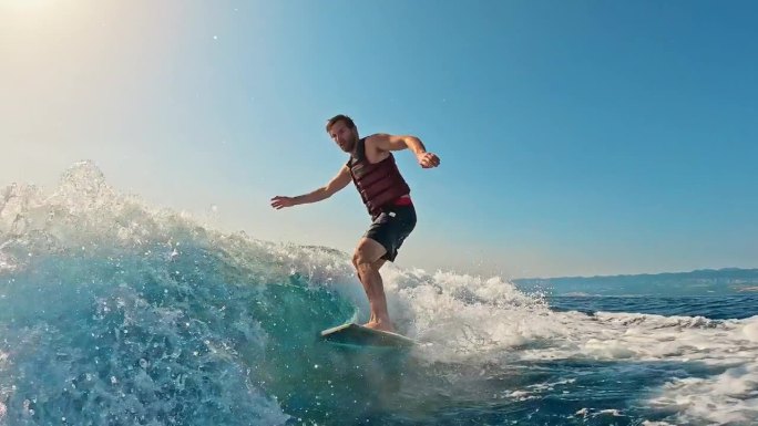 SLO MO男冲浪者在明亮的阳光下享受滑水板运动的风格