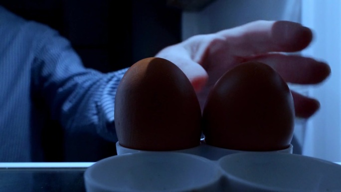 打开冰箱拿一个鸡蛋。从内部入手。