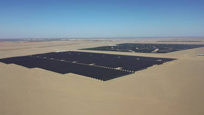 新疆和田地区 光伏发电  沙漠太阳能板