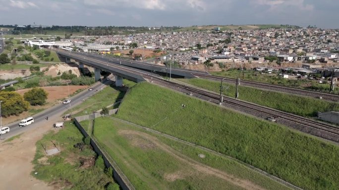 在这段简洁的4K航拍画面中，一架冉冉升起的无人机捕捉到了南非约翰内斯堡Gautrain铁路和高速公路