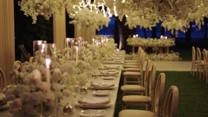 浪漫的餐桌设置在晚上的活动庆祝