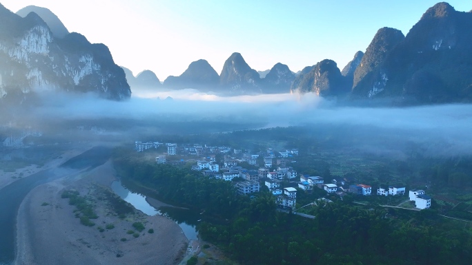 晨雾下的桂林人家