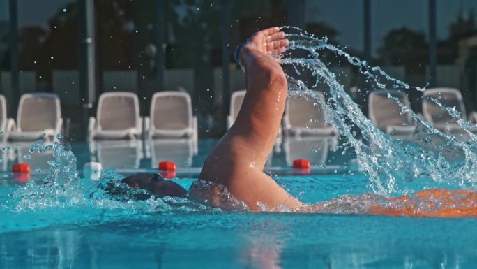 超级SLO MO -时间扭曲效果熟练的运动员熟练地练习自由泳在一个度假村游泳池