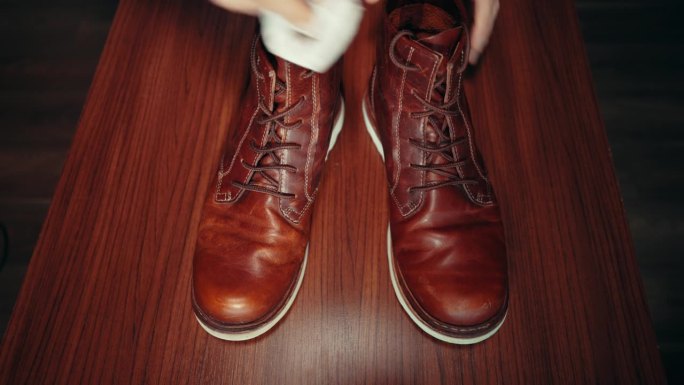 男皮鞋打蜡、擦、擦、刷、抛光