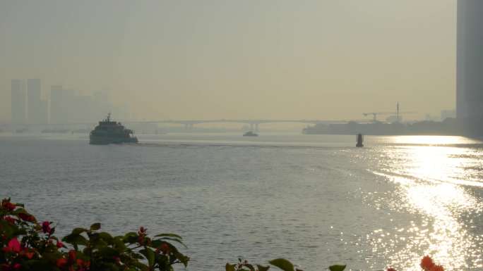 8K实拍，广州珠江游轮迎着阳光缓缓驶过。