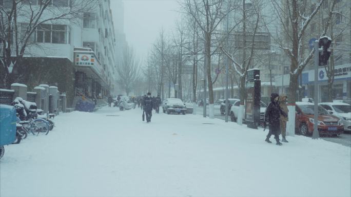 城市冬天下雪上班的行人