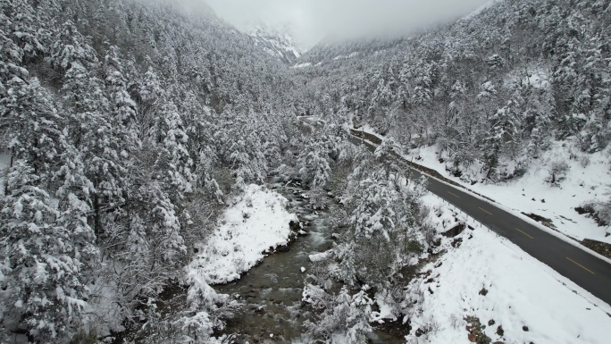 四川川西康定木格措红海冬季下雪天