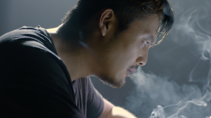 男子崩溃痛哭抽烟干部落马写忏悔书悔过悔恨