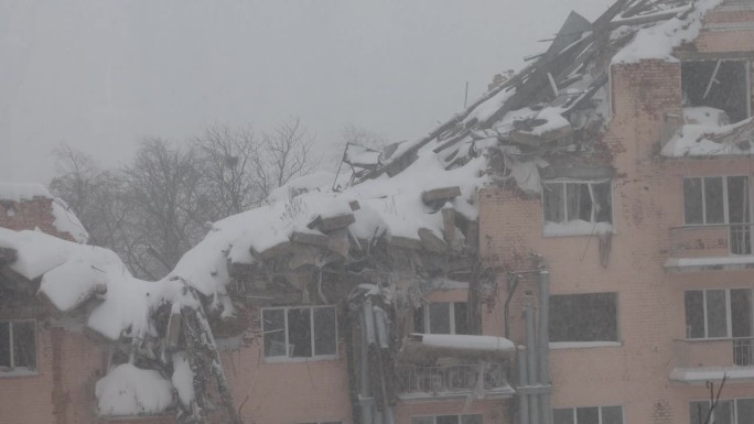 被毁的大楼，冬天的一天，第一场雪