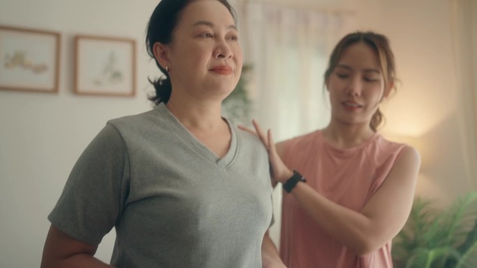 亚洲私人教练通过家庭健身锻炼赋予女性力量。