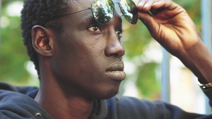 酷自信:黑人青少年挑衅的眼镜摘掉