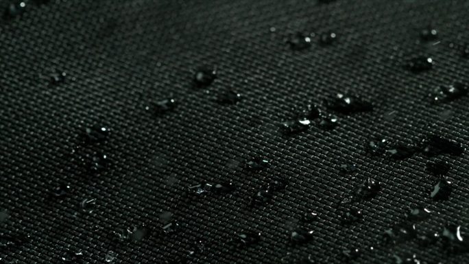 水滴在防水布上的超慢动作纹理细节。